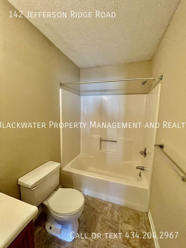 Building Photo - 142 Jefferson Ridge Rd