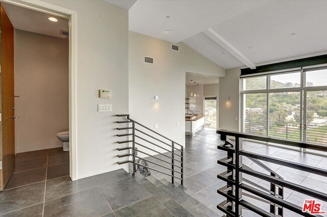 Building Photo - 3850 Rambla Orienta