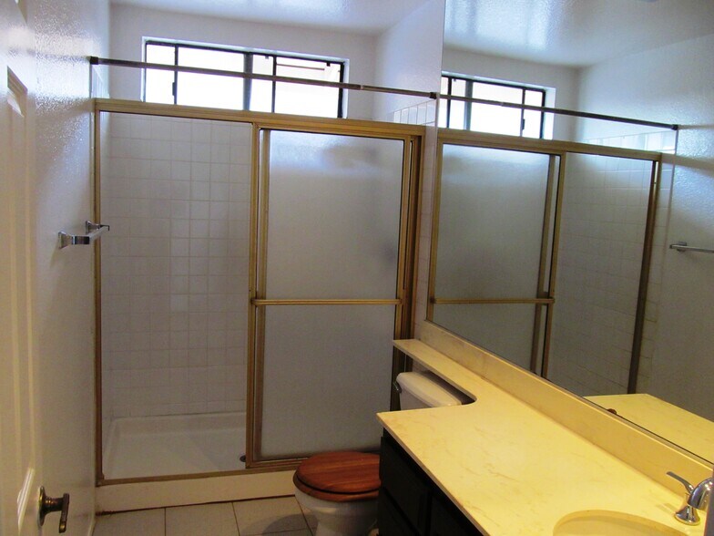 shower - 11422 Madera Rosa Way