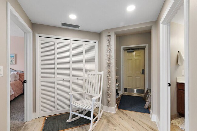 Building Photo - Remodeled Condo with Ocean Breezes!