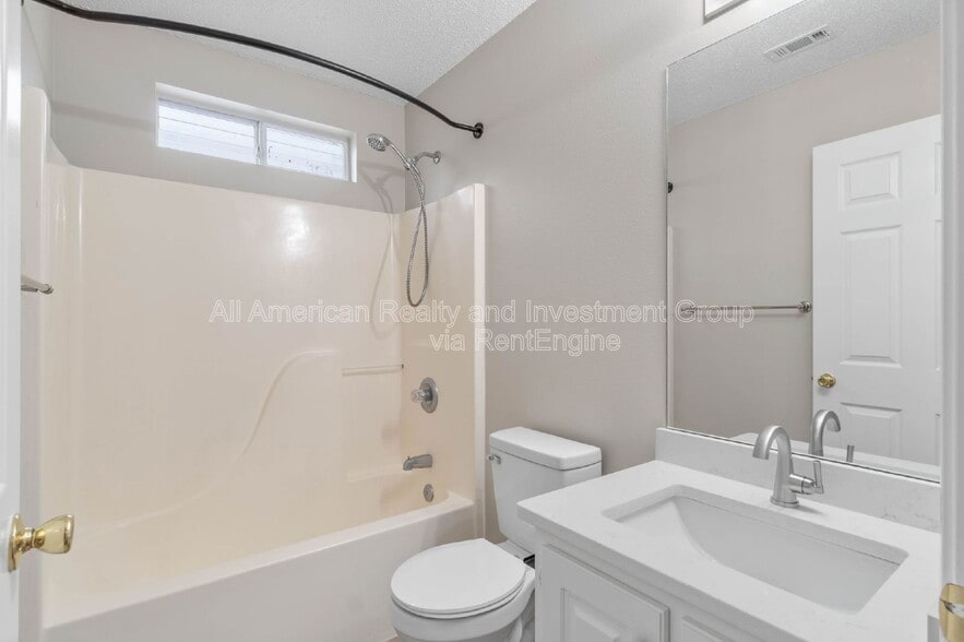 Building Photo - 993 John Wayne Cir