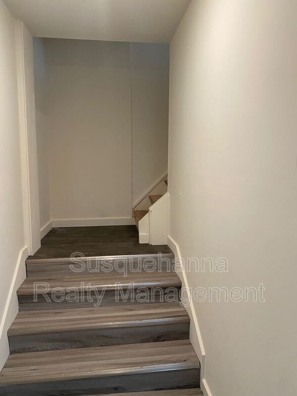 Building Photo - 122 N Center St