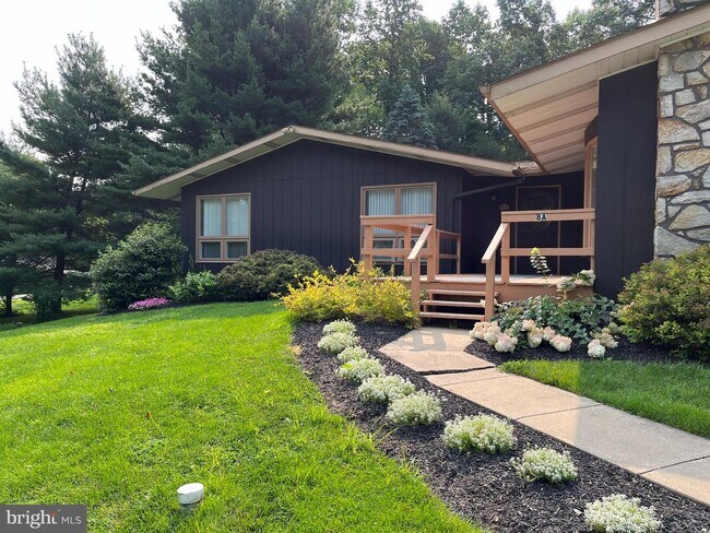 Building Photo - 8 Fernwood Dr