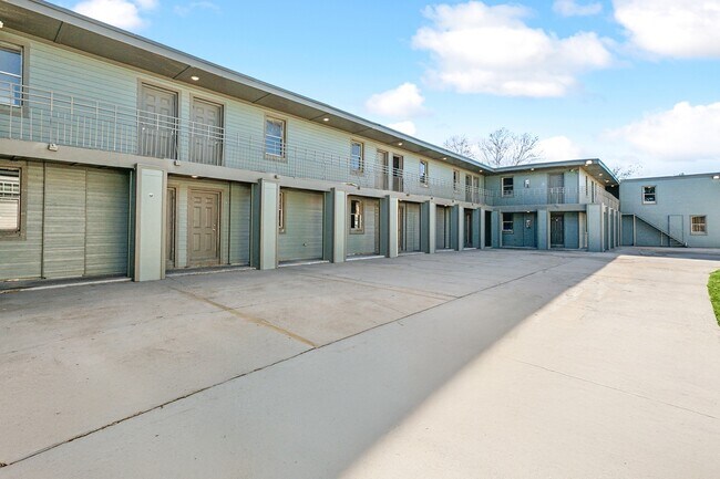 Building Photo - Charming Studio with Laundry on Site - Water and GAS included in rent