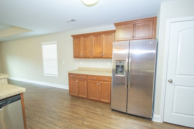 Building Photo - Spacious Full Brick in Athens City Limits!...