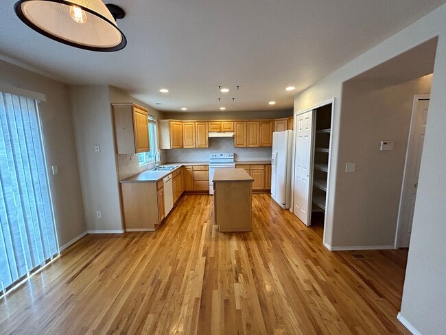 Building Photo - 4 Bed 3.5 Bath