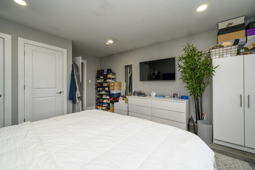 Building Photo - 569 Liberty Ave