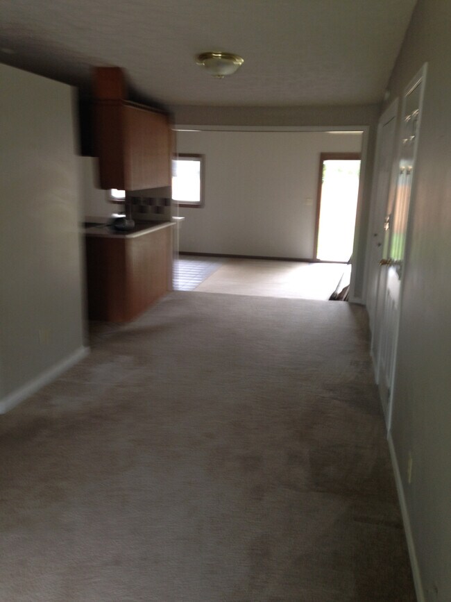 Building Photo - Large 4 Bed, 2 Bath Home