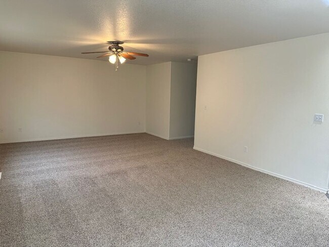 Building Photo - Super Clean 3 Bedroom Home -   Pet Conside...