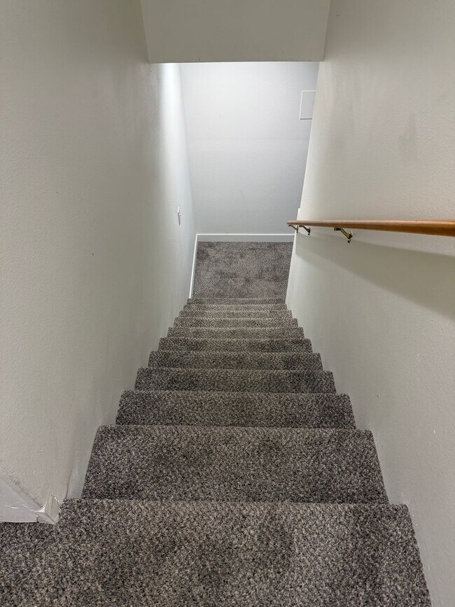 Building Photo - 4 Bedroom Duplex for Rent