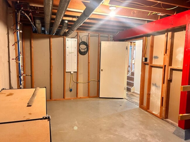 Building Photo - 4 Bedroom, 2 Bathroom in the Lower Rattles...