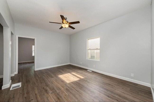 Building Photo - E. WALNUT HILLS - Cute 2 bed in upper of 2 family