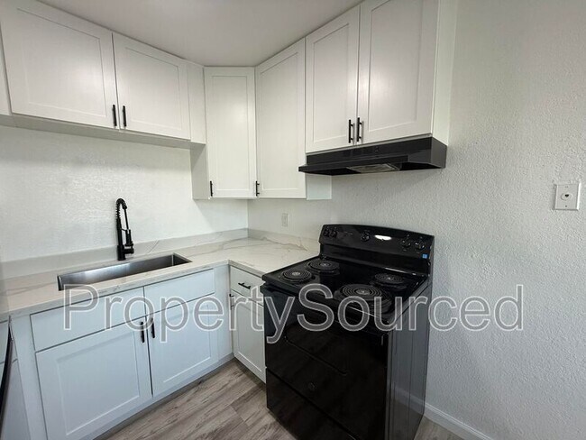 Building Photo - 911 E H St