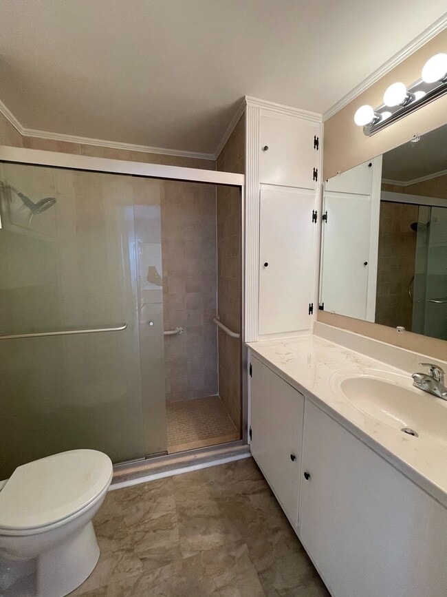 Building Photo - Huge Vintage Home in South Hill