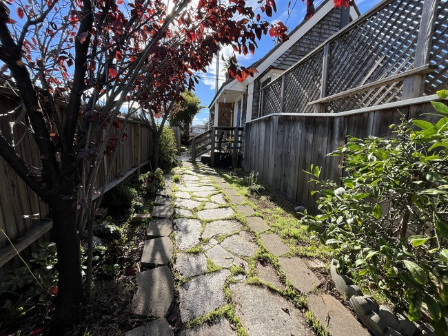 Building Photo - 1551 San Lucas St