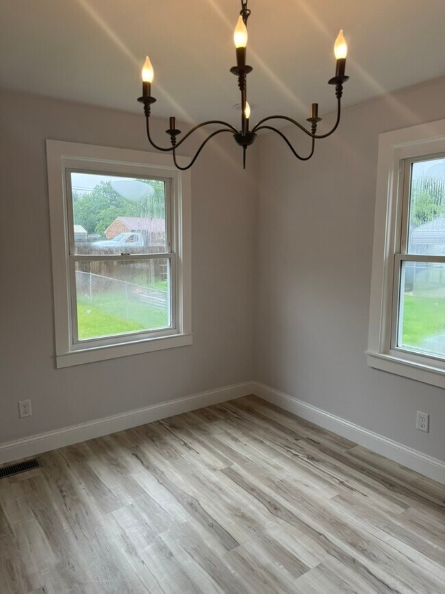 Building Photo - 3007 Daviess St
