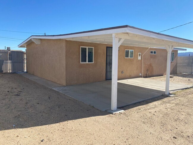 Building Photo - 3 bed  1 bth Available now.. Apply today!