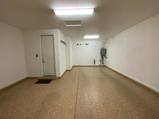 Building Photo - 5 Bedroom Luxury Home Available Near Louis...