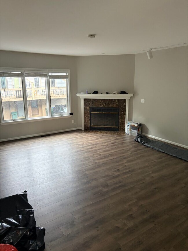 Building Photo - 2 bedroom 1.5 bath Townhouse available September!