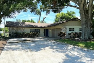 Building Photo - 17 Pinewood Ave