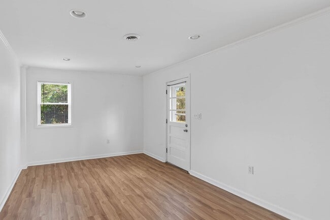 Building Photo - Newly updated apartment