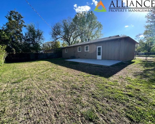 Building Photo - Lovely Home ~ Fenced Yard