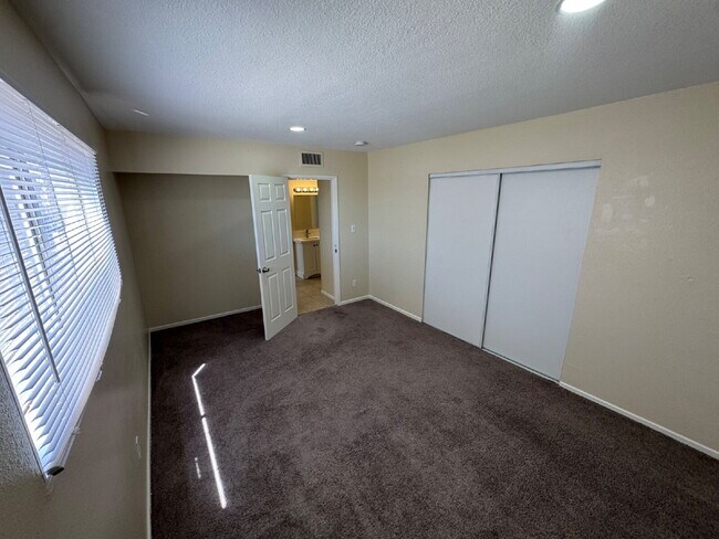 Building Photo - Freshly Painted 2-Bed with Remodeled Kitchen & Open Layout
