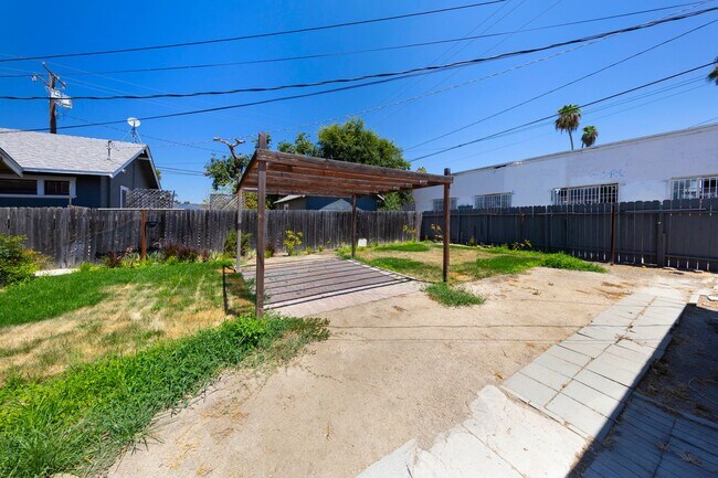 Building Photo - Classic Anaheim Living with Prime Location