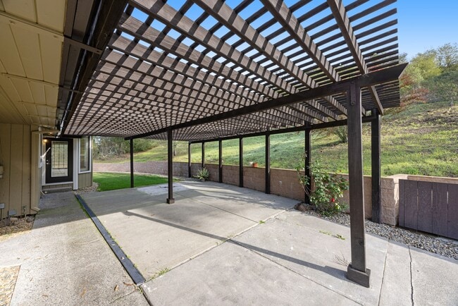 Building Photo - 9168 Eastside Rd