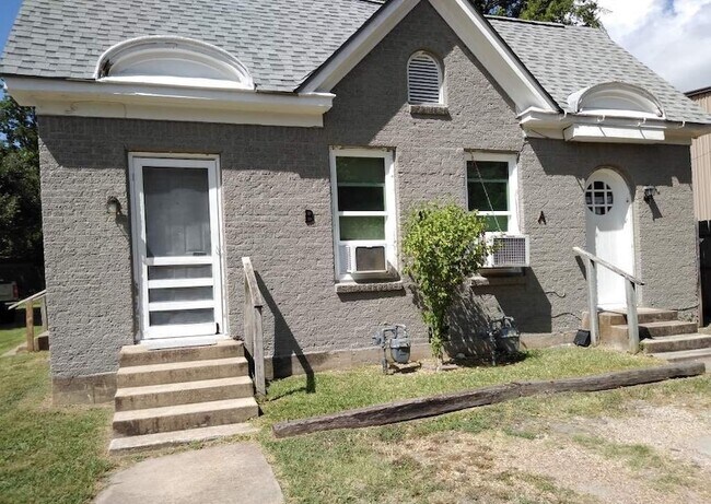 Building Photo - 907 Bina St