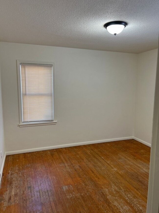 Building Photo - Beautiful 4 Bedroom 1 Bathroom in North Mi...