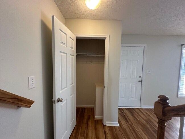 Building Photo - 3-bedroom, 3.5-bathroom nestled in Wyndhurst VA.