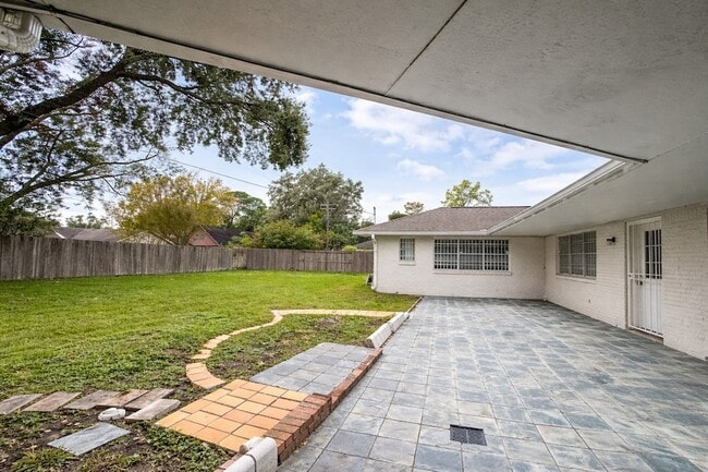 Building Photo - 8303 Edgemoor Dr