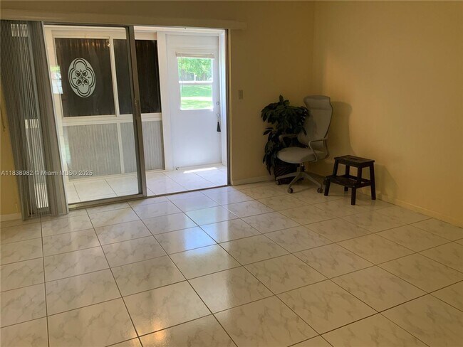 Building Photo - 2405 Antigua Cir