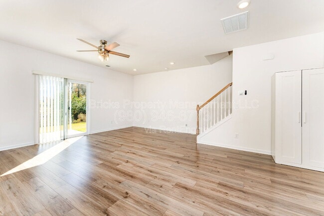 Building Photo - 2034 Highland Park Dr