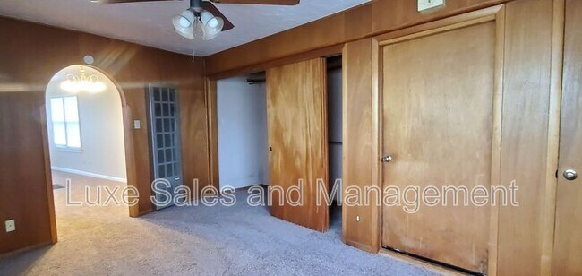 Building Photo - 1110 N Redbud