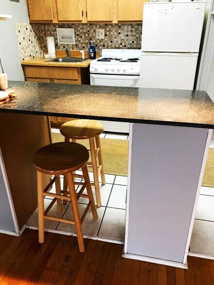 Building Photo - 879 Beacon St