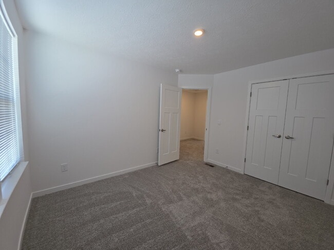 Building Photo - "Spacious 3-Bedroom Townhouse with 2.5 Baths in Columbus – 1856 Sq. Ft. of Comfort and Style!"