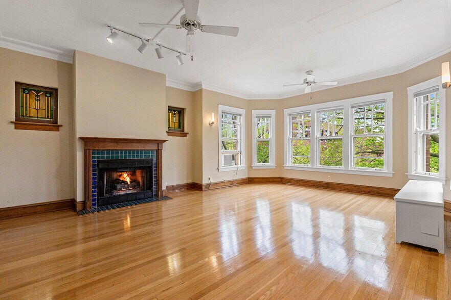 Primary Photo - 6645 N Greenview Ave