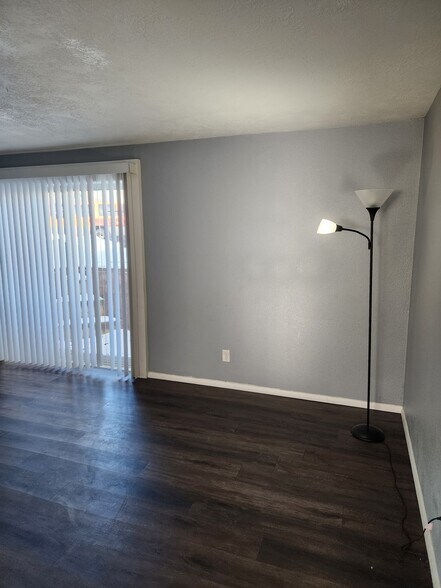 Building Photo - 609 N Prairie Ave