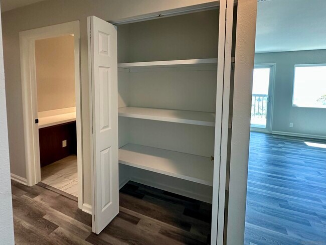 Building Photo - 6920 Country Club Dr