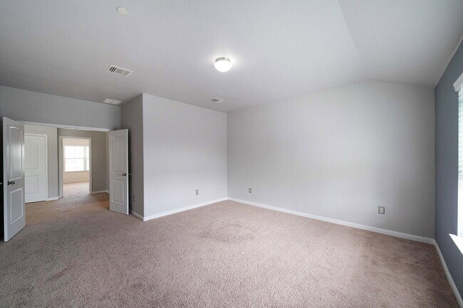 Building Photo - 1620 Bryant Dr