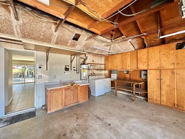 Building Photo - 4 Bedroom Home 3 Car Garage with Fenced Ya...