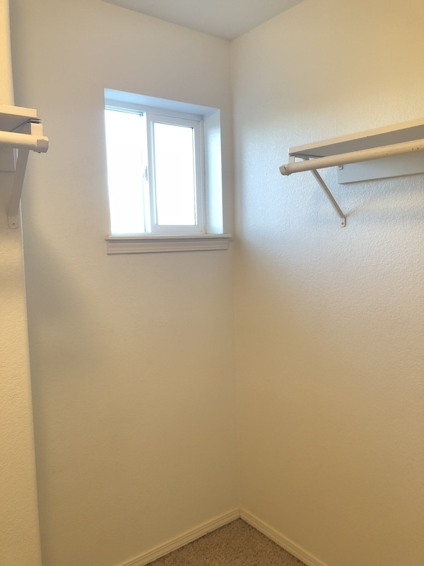 Building Photo - 944 NW Oak Pl