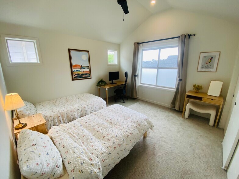 Building Photo - 3942 SE Gladstone St