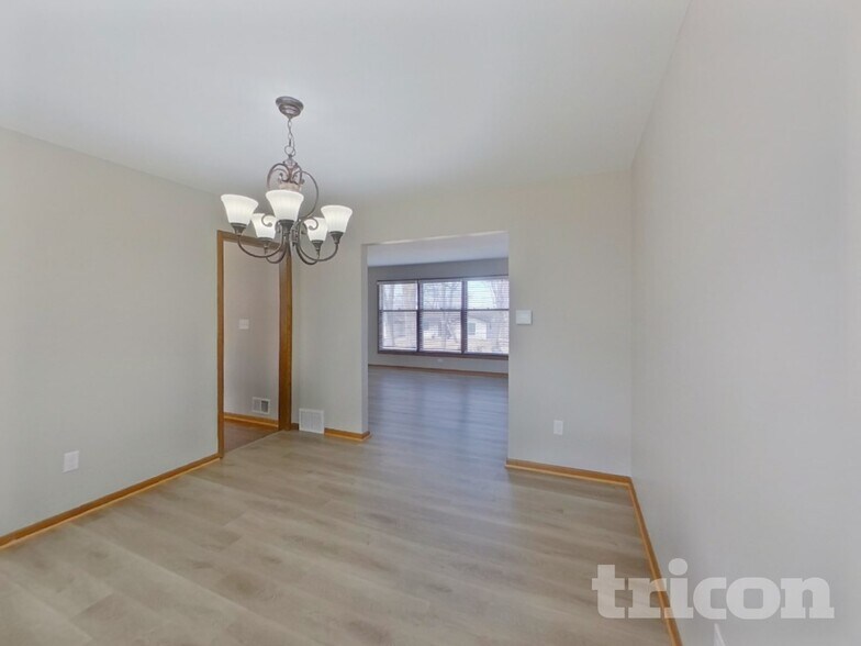 Building Photo - 3301 Skyview Dr