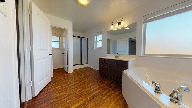 Building Photo - 923 Emerald Dove Ave