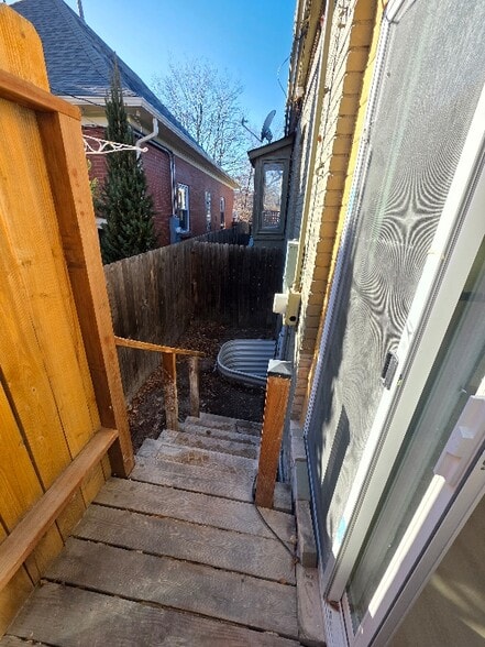 Building Photo - 704 E Dakota Ave