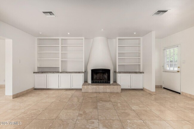 Building Photo - 6925 E Rancho Vista Dr