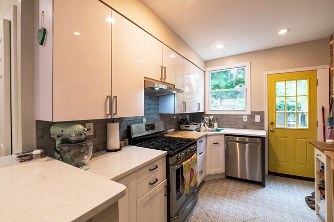 Building Photo - Two Bed East Kensington Townhouse